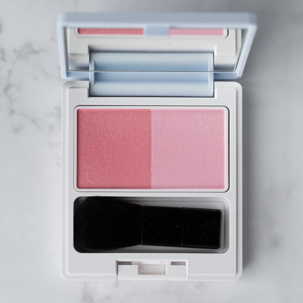 ナチュラグラッセ チークブラッシュN 01 ブルーミングピンク 配色
