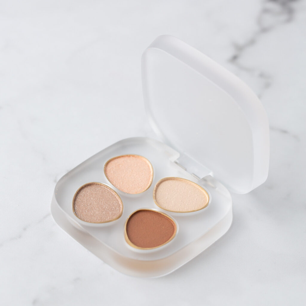 to/one ペタルフロート アイパレット 08 Classy Beige 斜めから見た商品写真 ラメのきらめきと透け感が分かる