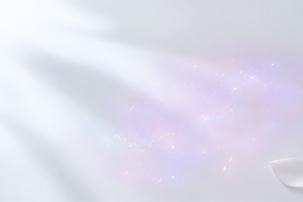 ETVOS ミネラルアイバーム シアーグレープのまとめをイメージした、淡いラベンダーピンクと青みの微細な光が静かににじむ抽象ビジュアル
