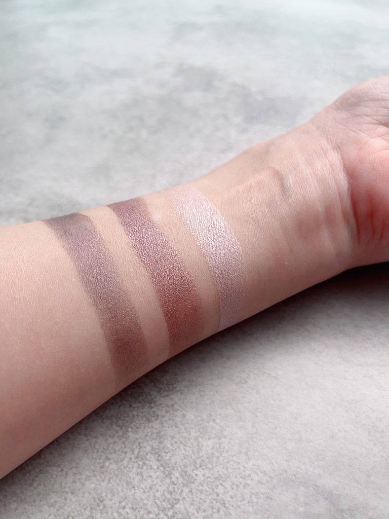 jane iredale Sundownの3色スウォッチのクローズアップ
